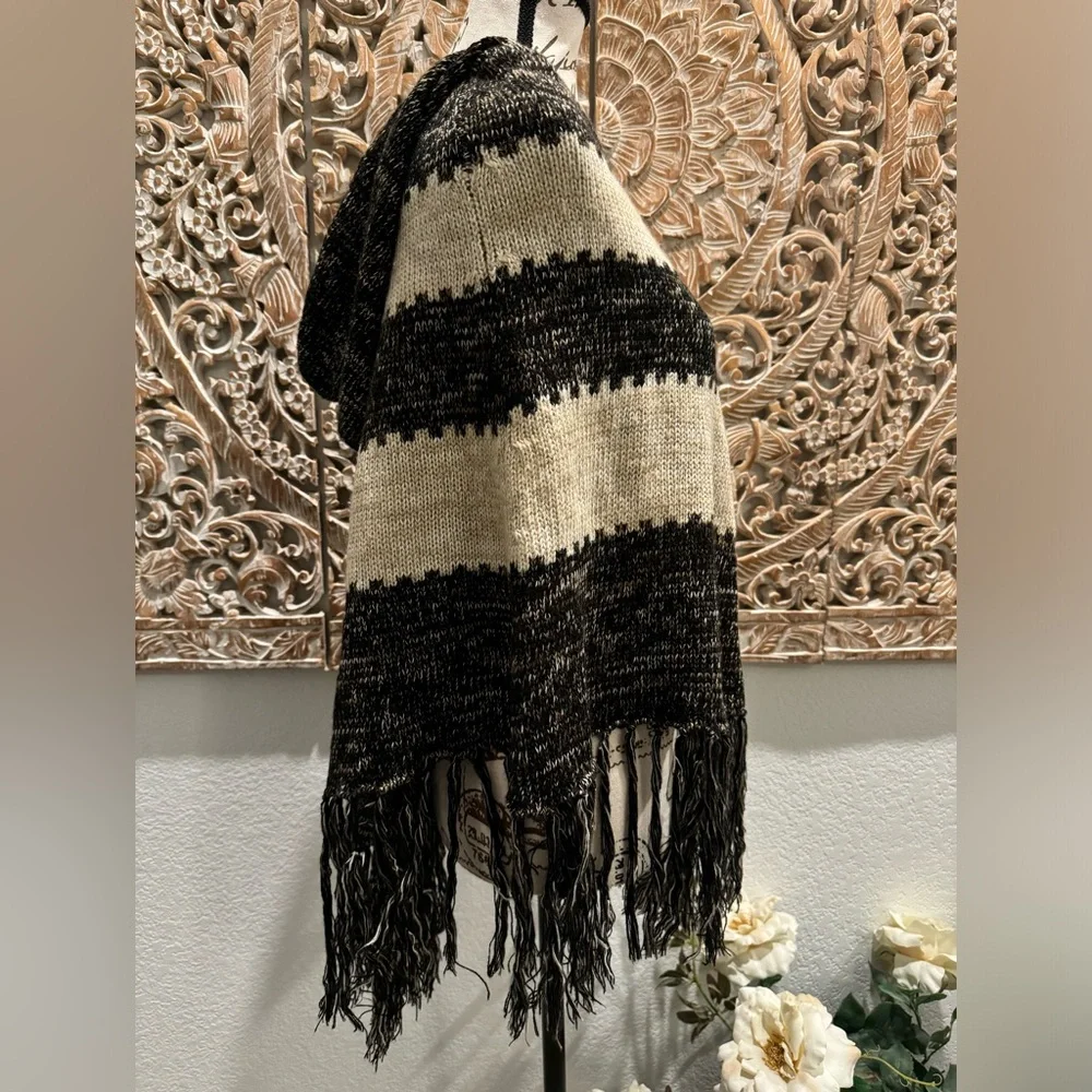 Anthropology Willow & Clay Fringe Hooded Poncho- size S - Picture 3 of 7